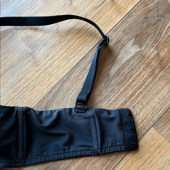 SKIMS Black Strapless/Convertible Bra - Picture 6 of 9